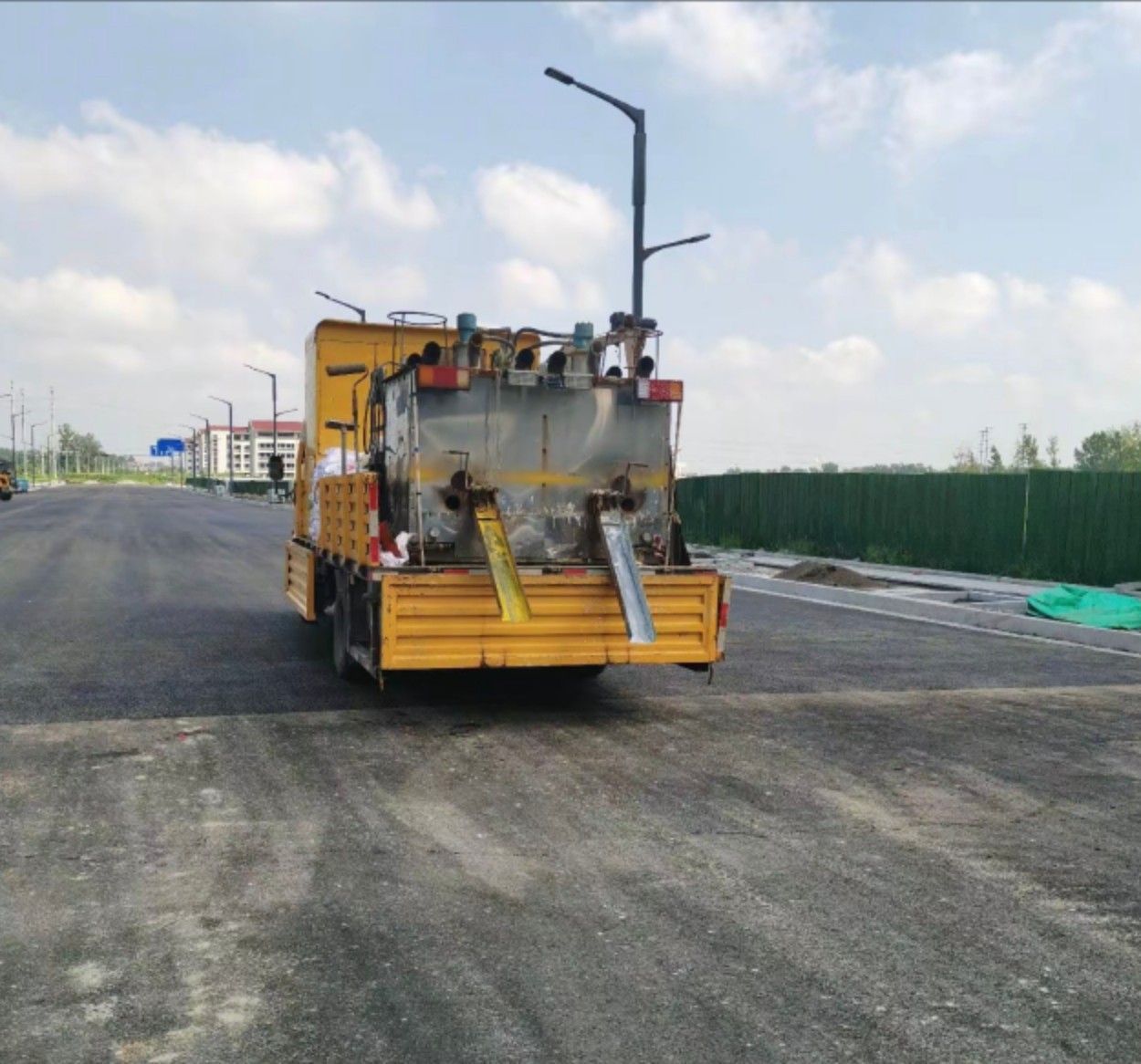 道路标线施工现场